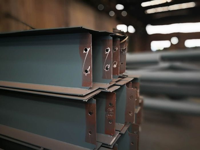 H型鋼梁、格構柱